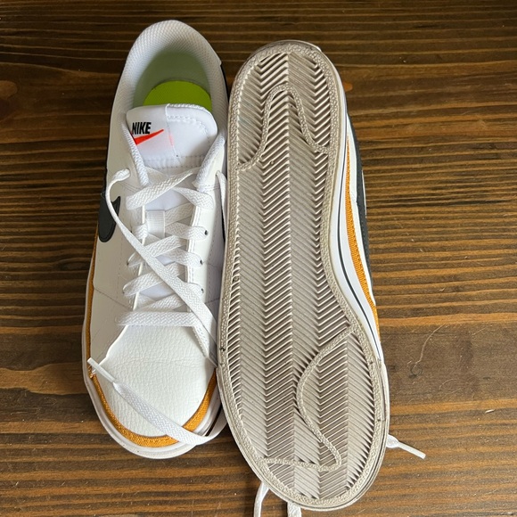 Woman’s Size 8 Nike Legacy Court Shoes Like New - Picture 3 of 5